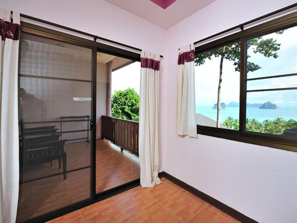 Koh Ngai Cliff Beach Resort Room photo