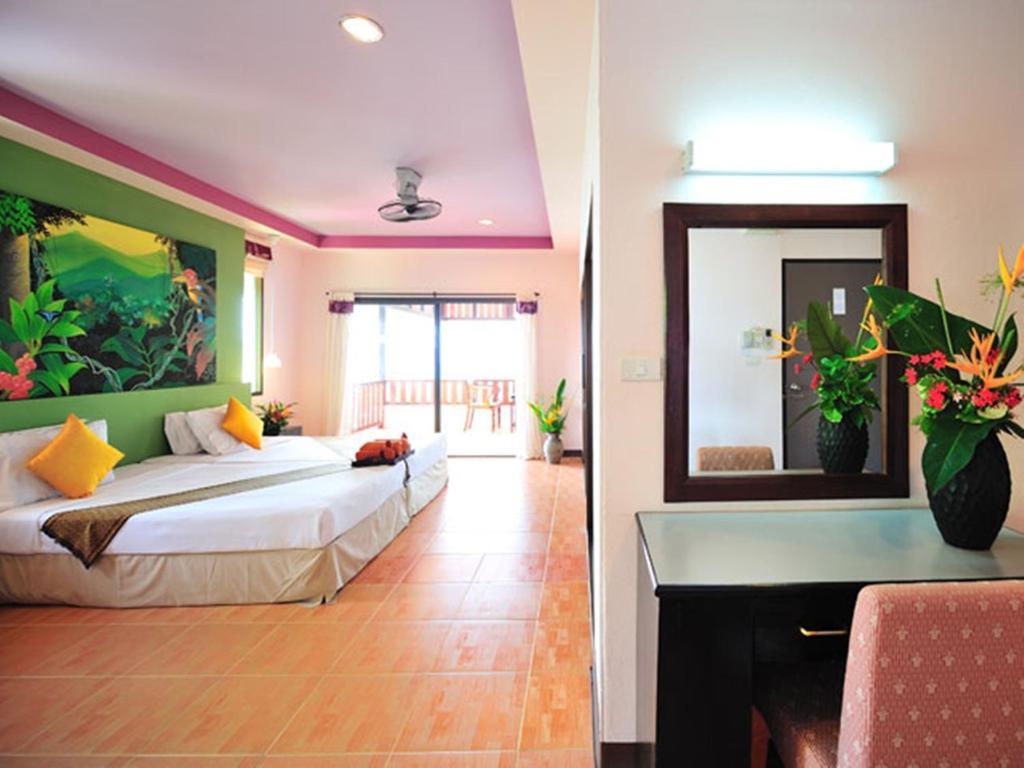 Koh Ngai Cliff Beach Resort Room photo