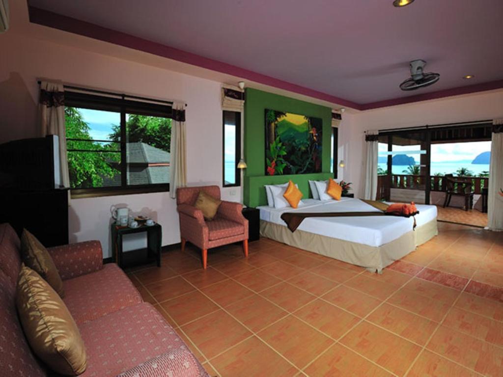 Koh Ngai Cliff Beach Resort Room photo