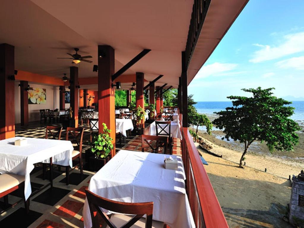 Koh Ngai Cliff Beach Resort Exterior photo